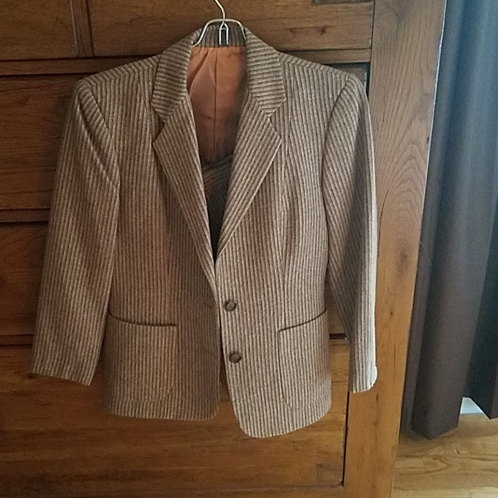 Wool suit with skirt